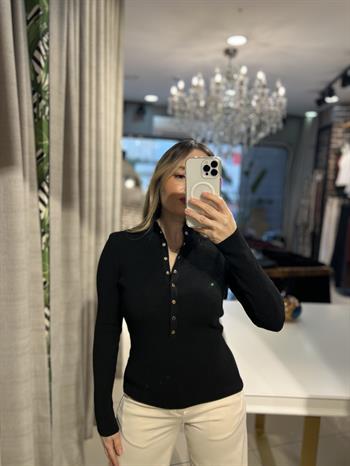 Siyah Çıtçıtlı Dik Yaka Triko Kazak