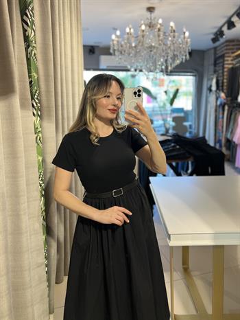 Siyah Kısa Kollu Kemerli Paraşüt Etekli Elbise