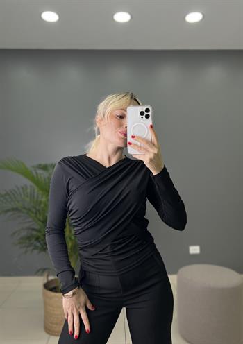 Siyah Omuzlardan Çapraz Büzgülü Bluz