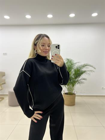 Siyah Yarım Balıkçı Yaka Kenarları Biye Geçişli Triko Takım 