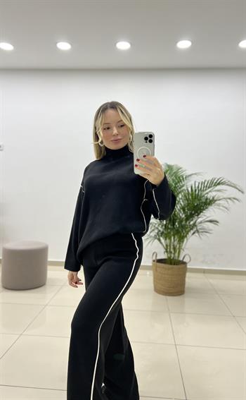 Siyah Yarım Balıkçı Yaka Kenarları Biye Geçişli Triko Takım 