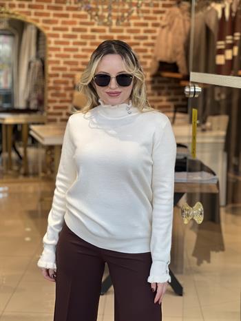 Taş Aksesuar Detaylı Ekru Triko Kazak