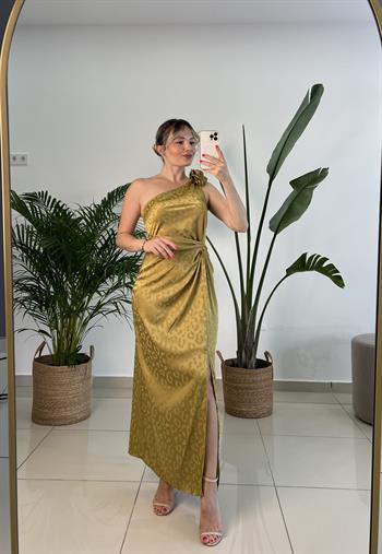 Tek Omuz Gül Broşlu Olive Yeşili Saten Elbise