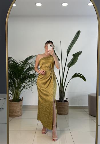 Tek Omuz Gül Broşlu Olive Yeşili Saten Elbise