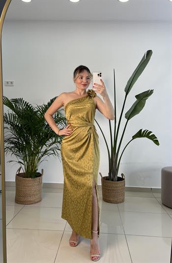 Tek Omuz Gül Broşlu Olive Yeşili Saten Elbise