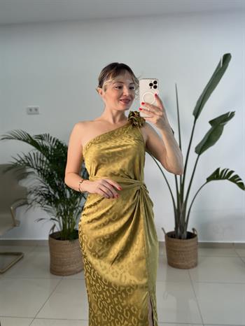 Tek Omuz Gül Broşlu Olive Yeşili Saten Elbise