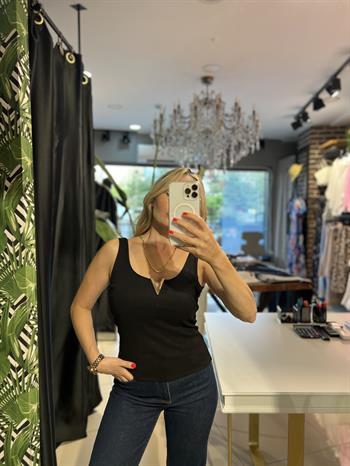 V Demir Detaylı Siyah Atlet