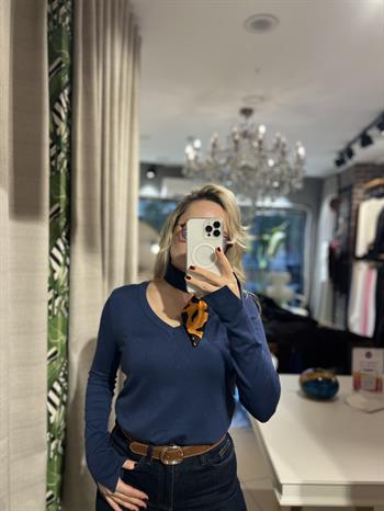 V Yaka İndigo Kazak