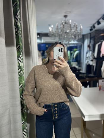 V Yaka Yumuşak Dokulu Koyu Bej Kazak