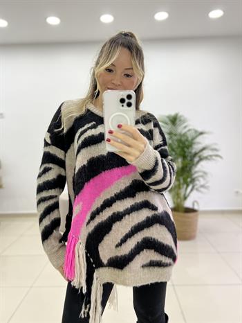 Yanı Püsküllü Triko Kazak