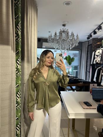 Yeşil Bağlama Tokalı Bluz