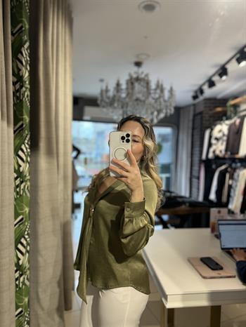 Yeşil Bağlama Tokalı Bluz