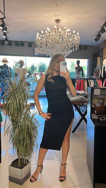 Yırtmaç Detaylı Siyah Elbise