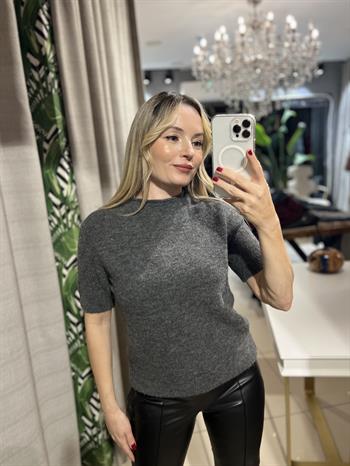 Yumuşak Dokulu Dik Yaka Füme Triko Kazak