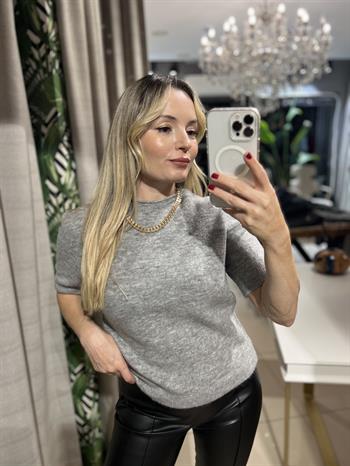 Yumuşak Dokulu Dik Yaka Gri Triko Kazak