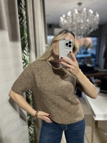 Yumuşak Dokulu Dik Yaka Vizon Triko Kazak