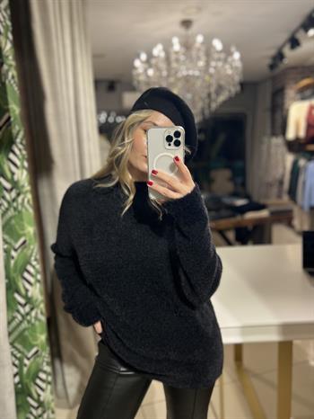 Yumuşak Dokulu Siyah Triko Kazak