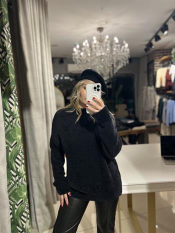 Yumuşak Dokulu Siyah Triko Kazak