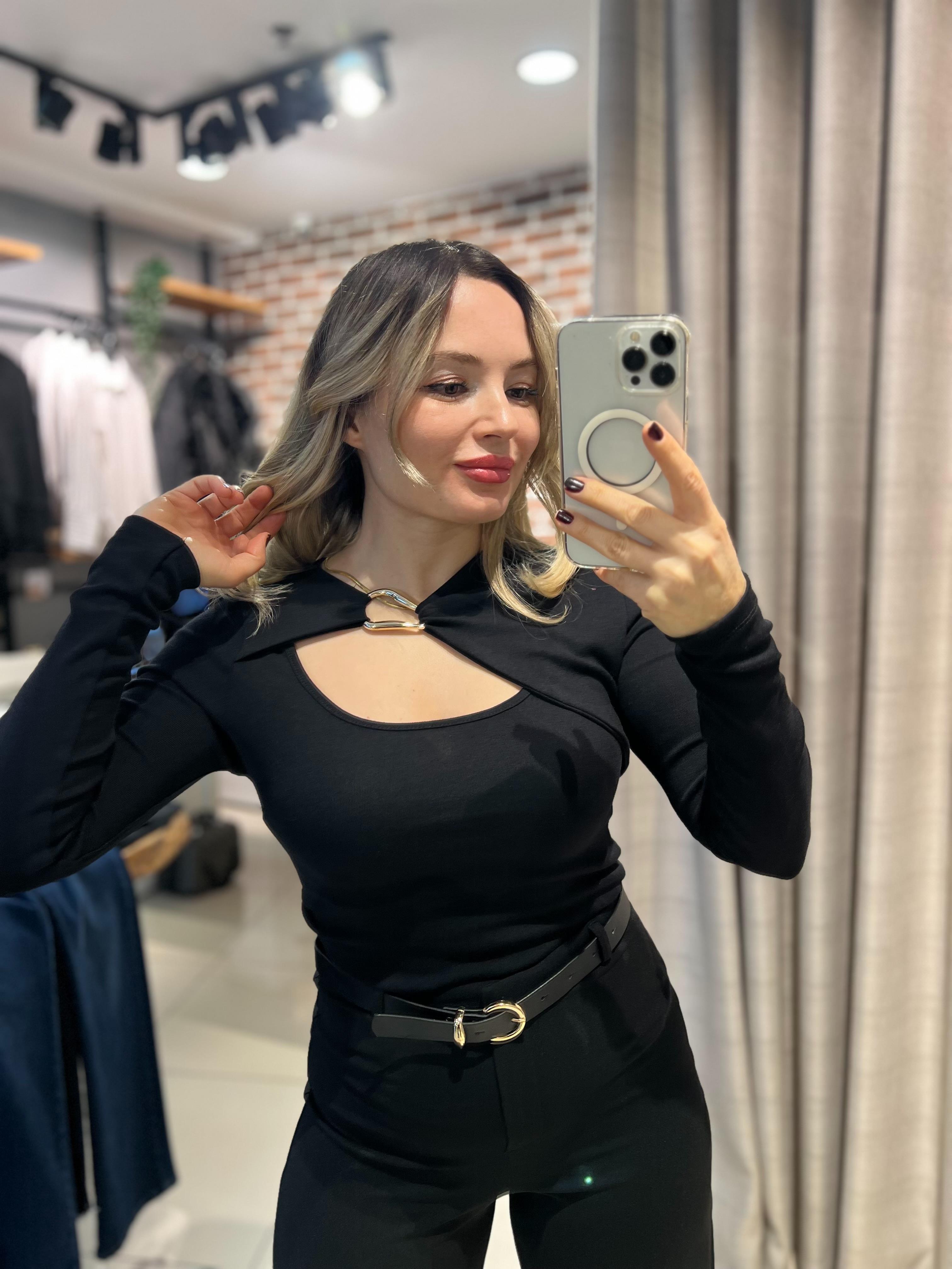 Aksesuar Detaylı Siyah Bluz