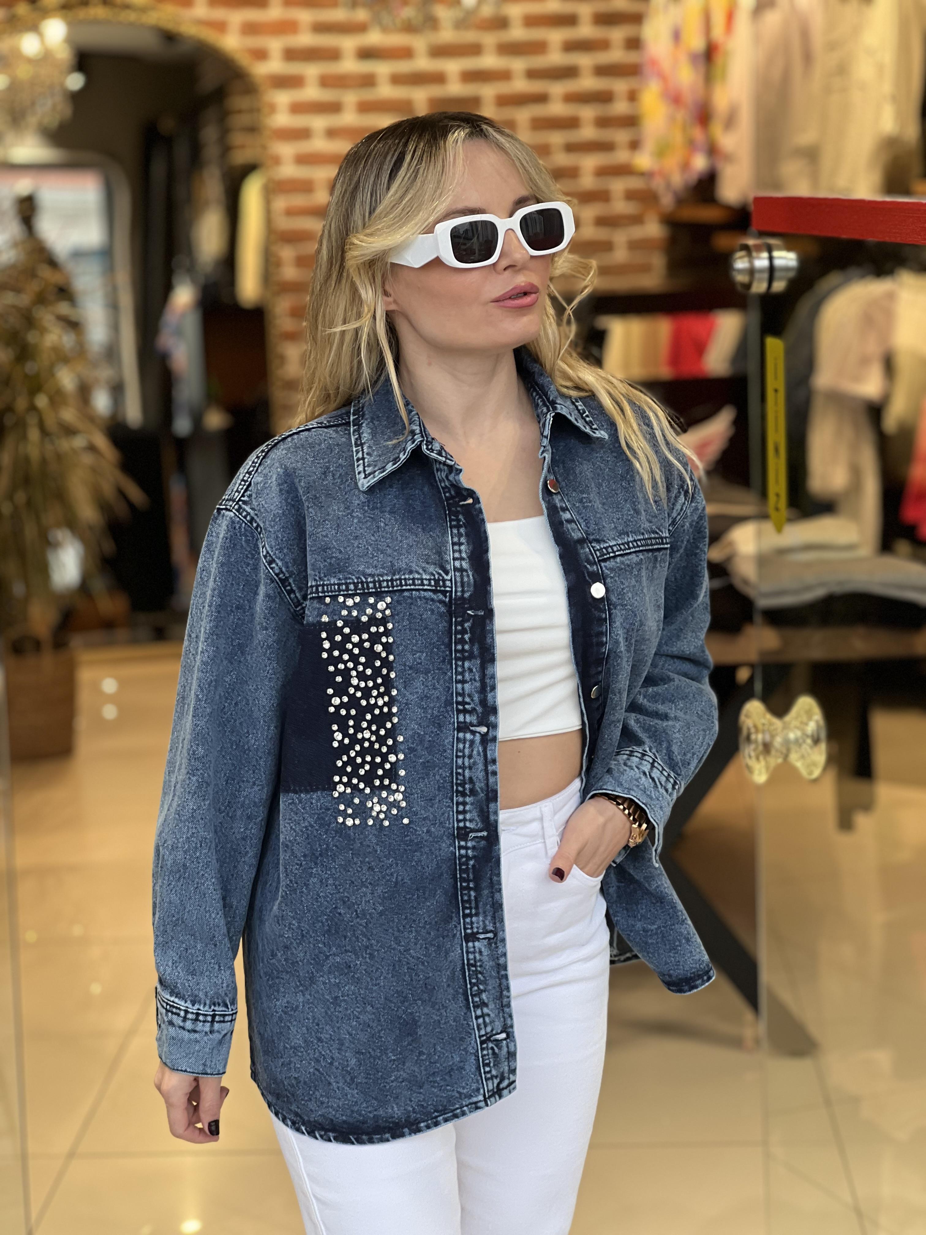 Güçlü Dokuda Kristal Taş Detaylı  Denim Ceket Gömlek