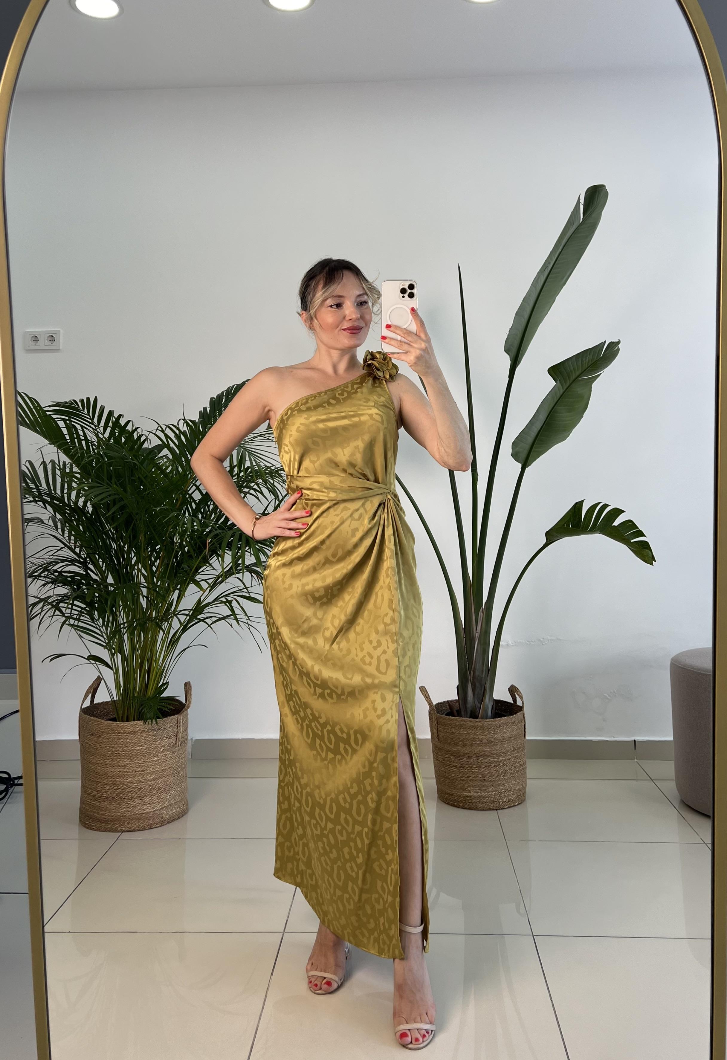 Tek Omuz Gül Broşlu Olive Yeşili Saten Elbise