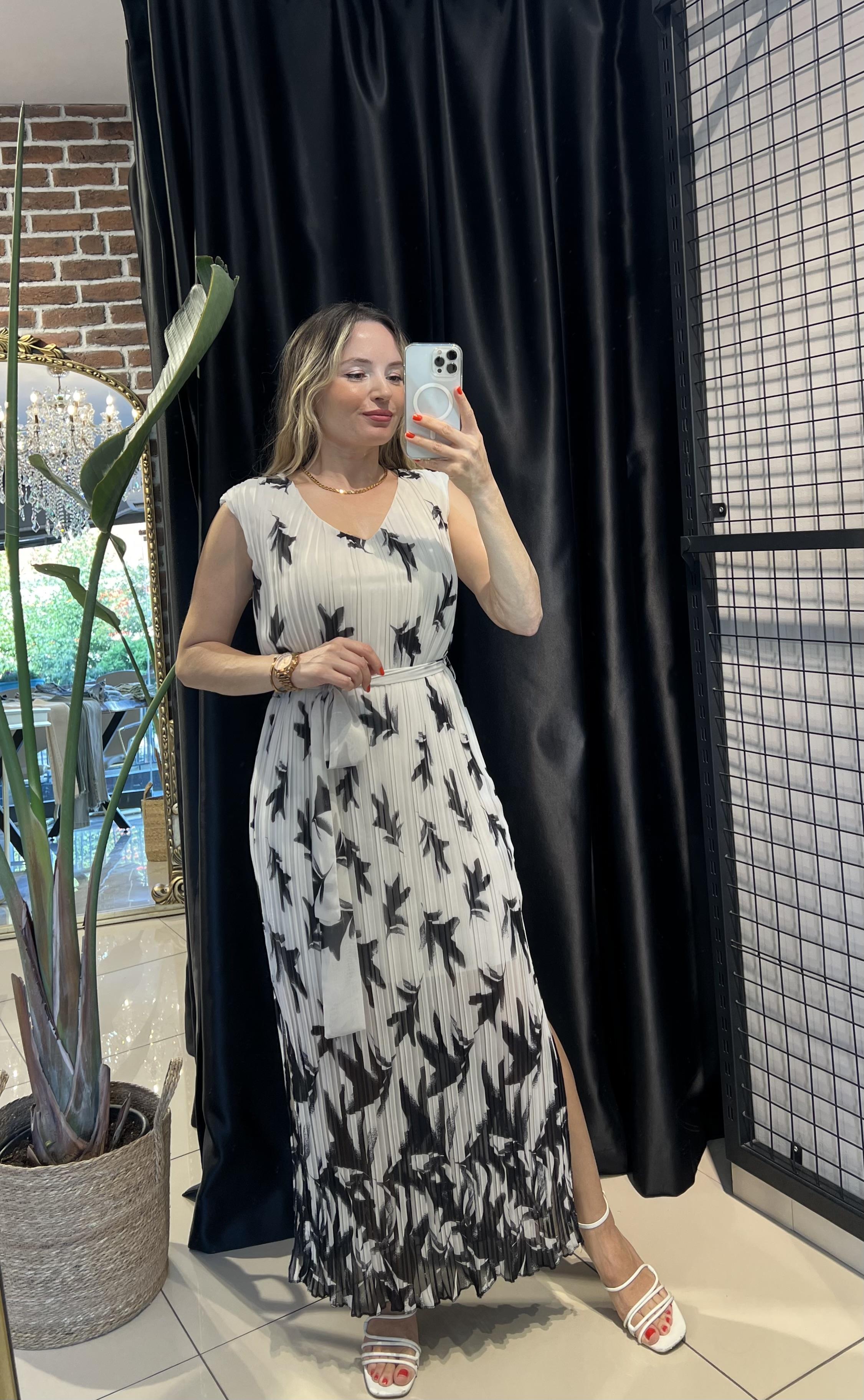 V Yaka Piliseli Şifon Siyah Desenli Maxi Elbise