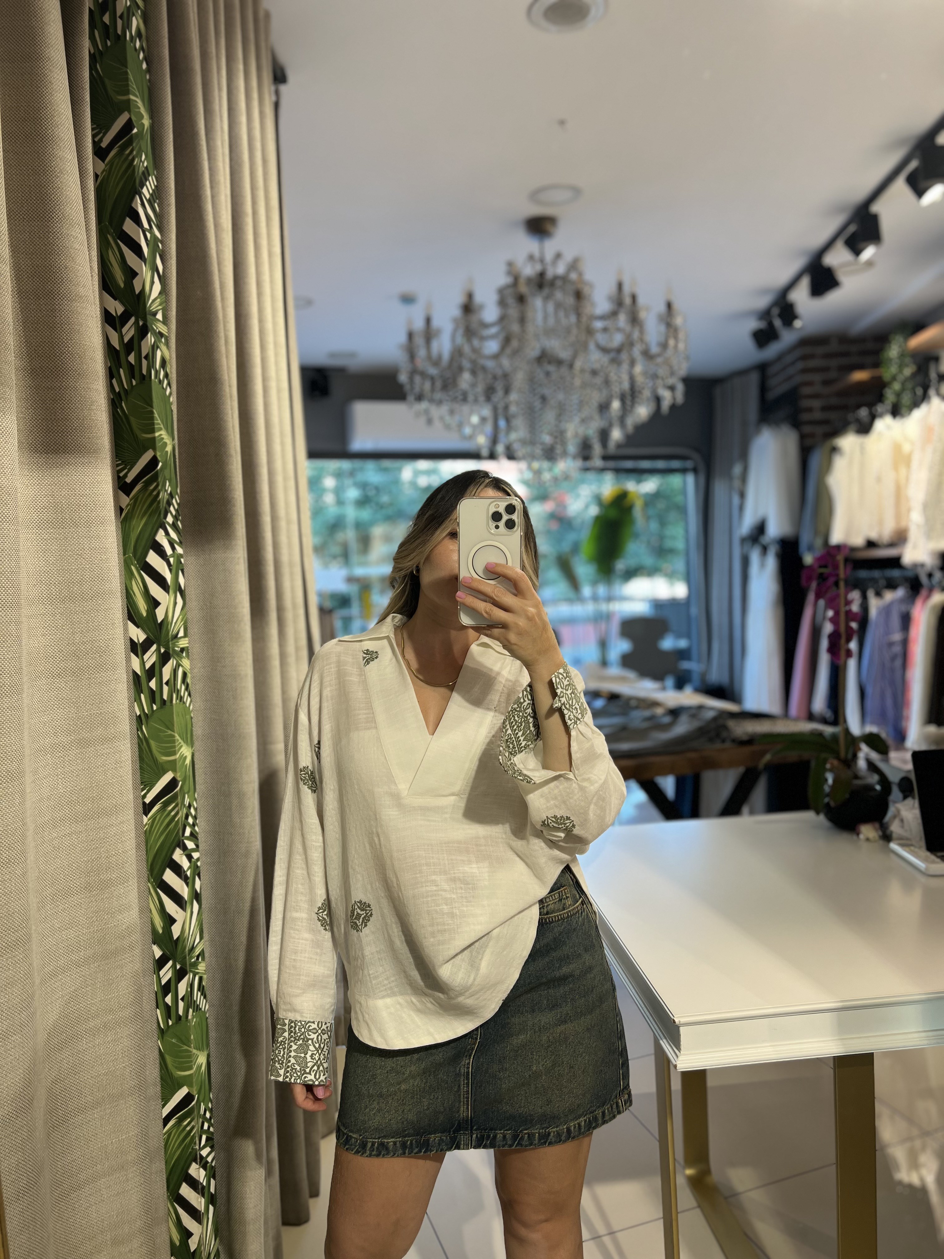 V Yaka Yeşil İşleme Detaylı Keten Bluz