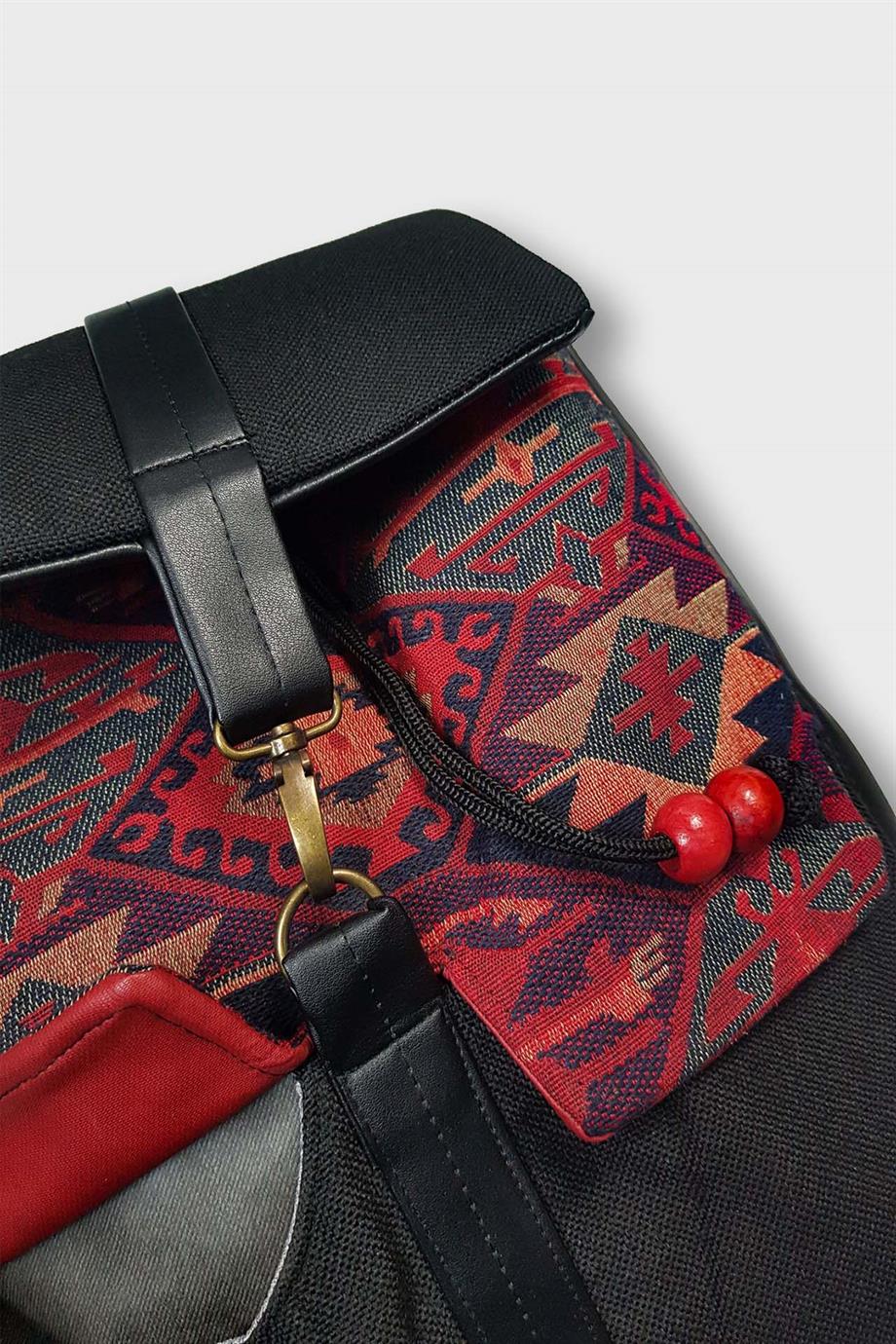 Cepli Siyah Kilim Sırt Çantası