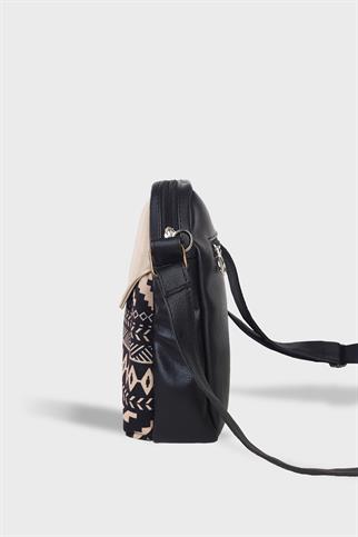 Kare Yan Cepli Bej Siyah Çapraz Askılı Çanta