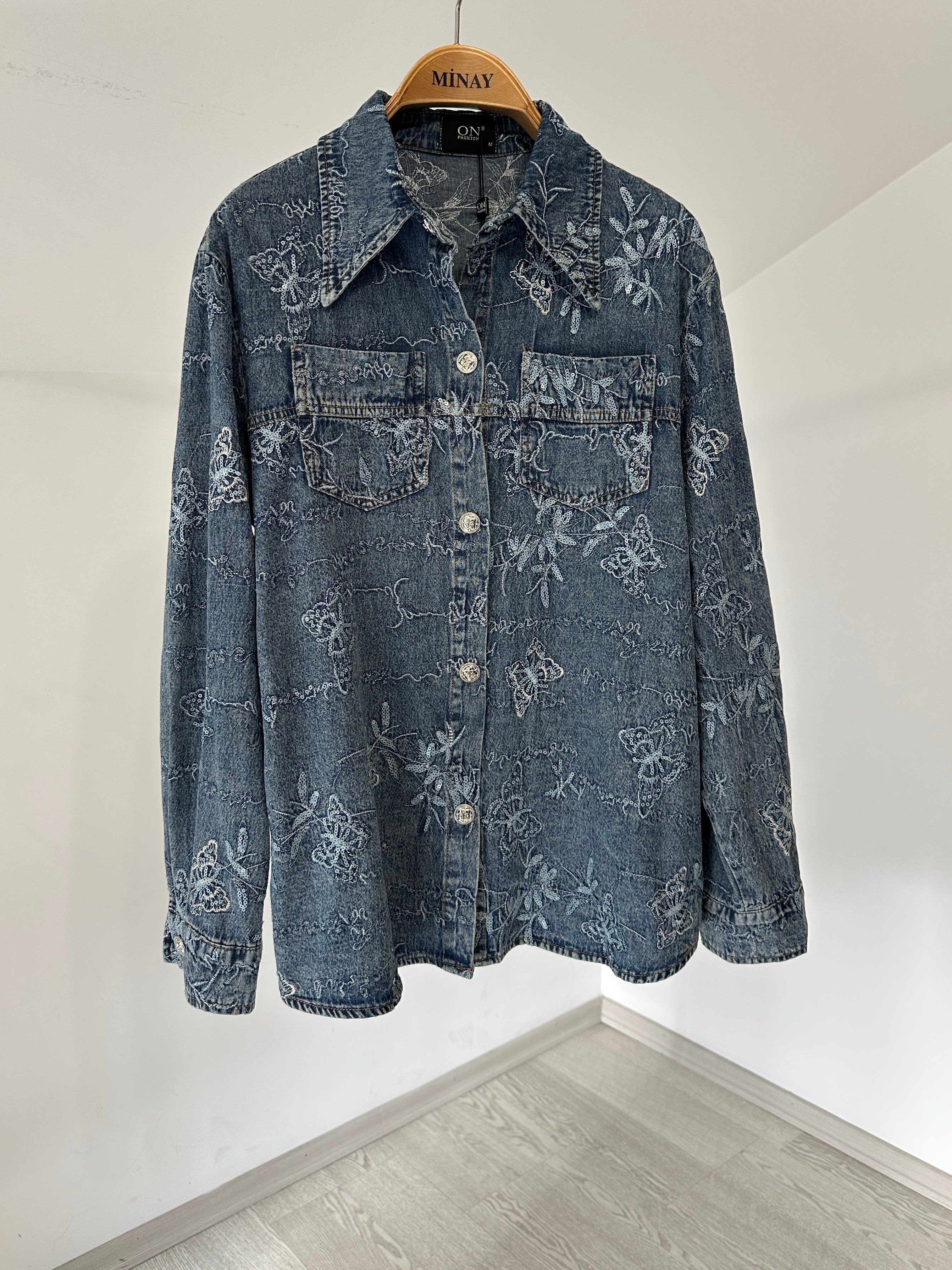 10421 Kelebek Nakışlı Pul İşlemeli Denim Ceket-A.Kot
