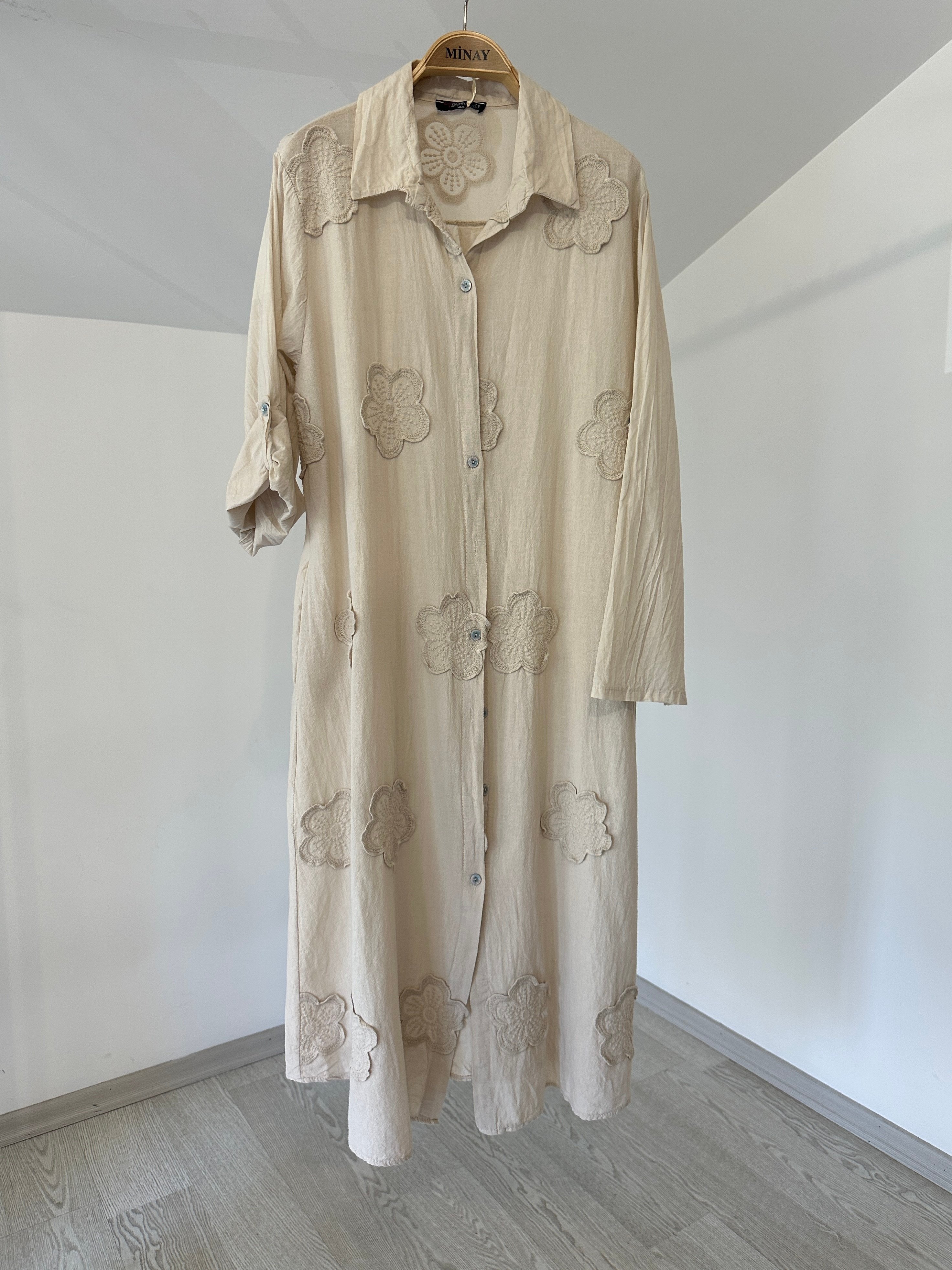 25088 Nergis Desen Kabartmalı Elbise-Bej