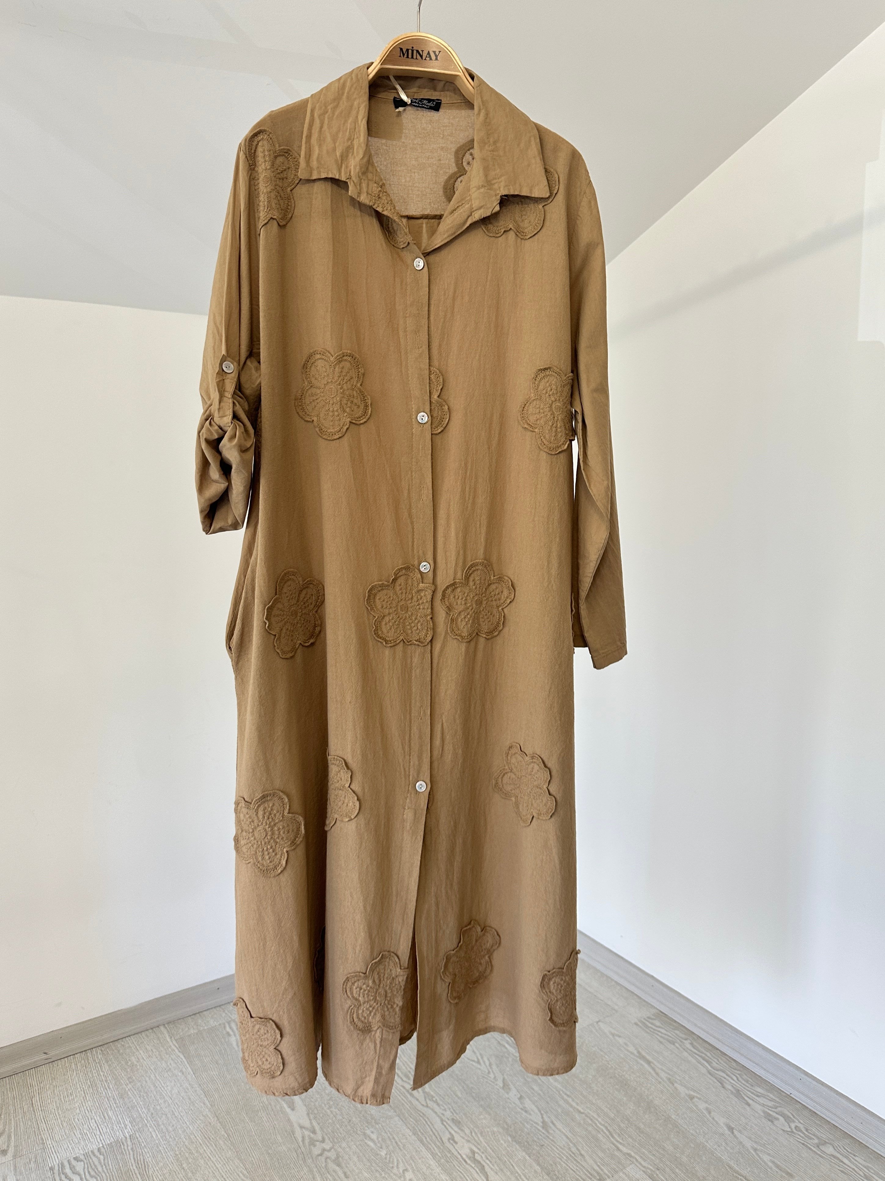 25088 Nergis Desen Kabartmalı Elbise-Camel