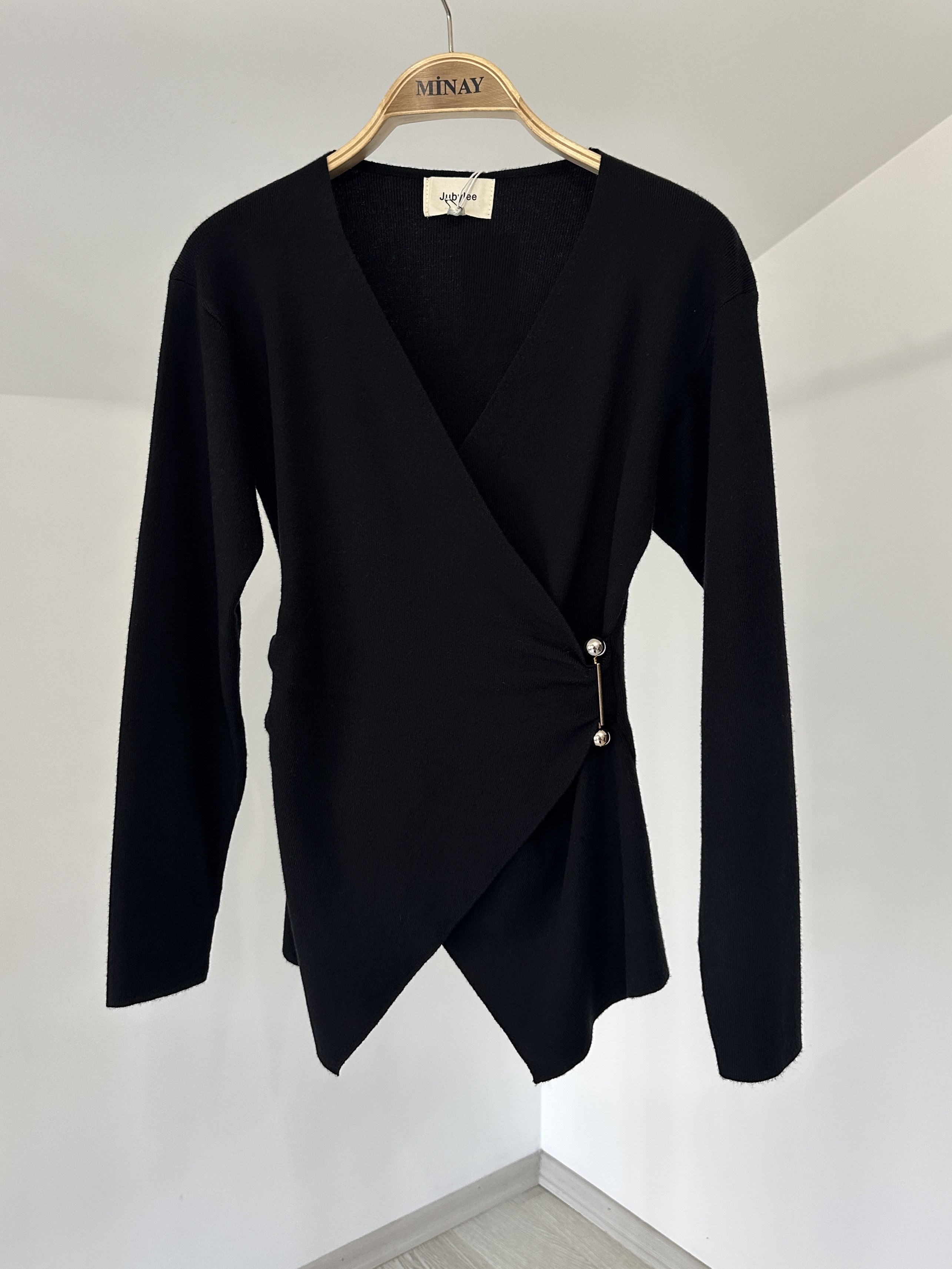 A8541 Gold Aksesuarlı Asimetrik Bluz-Siyah