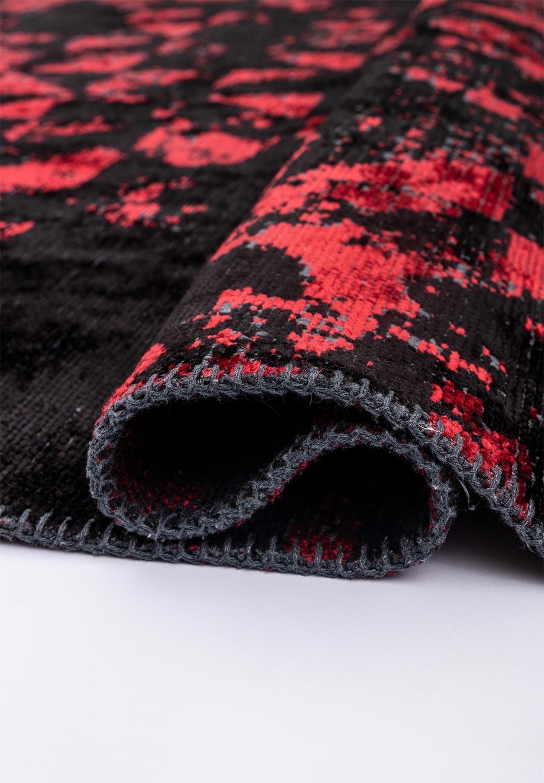 TRIANGLE BLACK - RED RUG