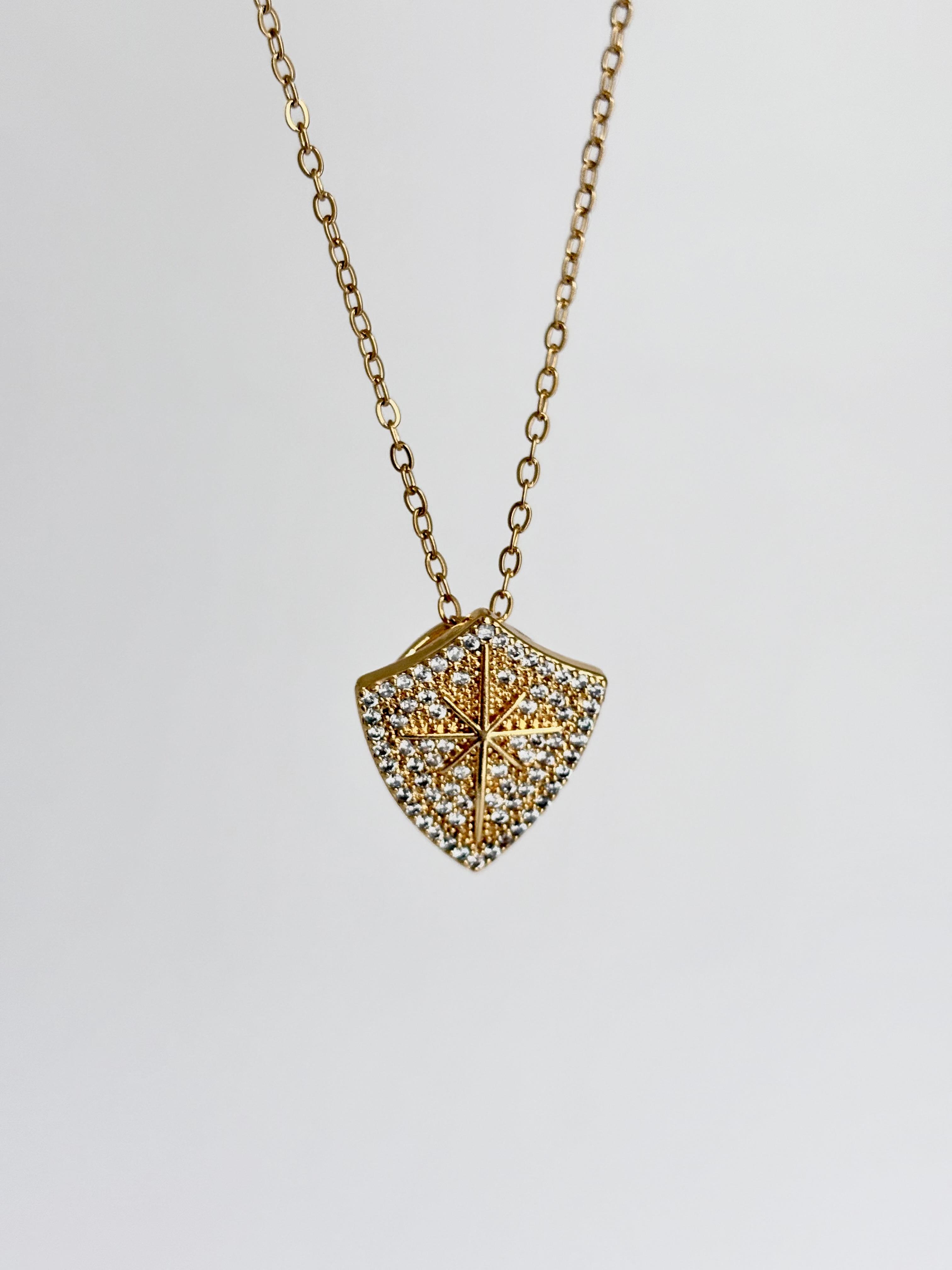 Kalkan Uçlu Çelik Kolye