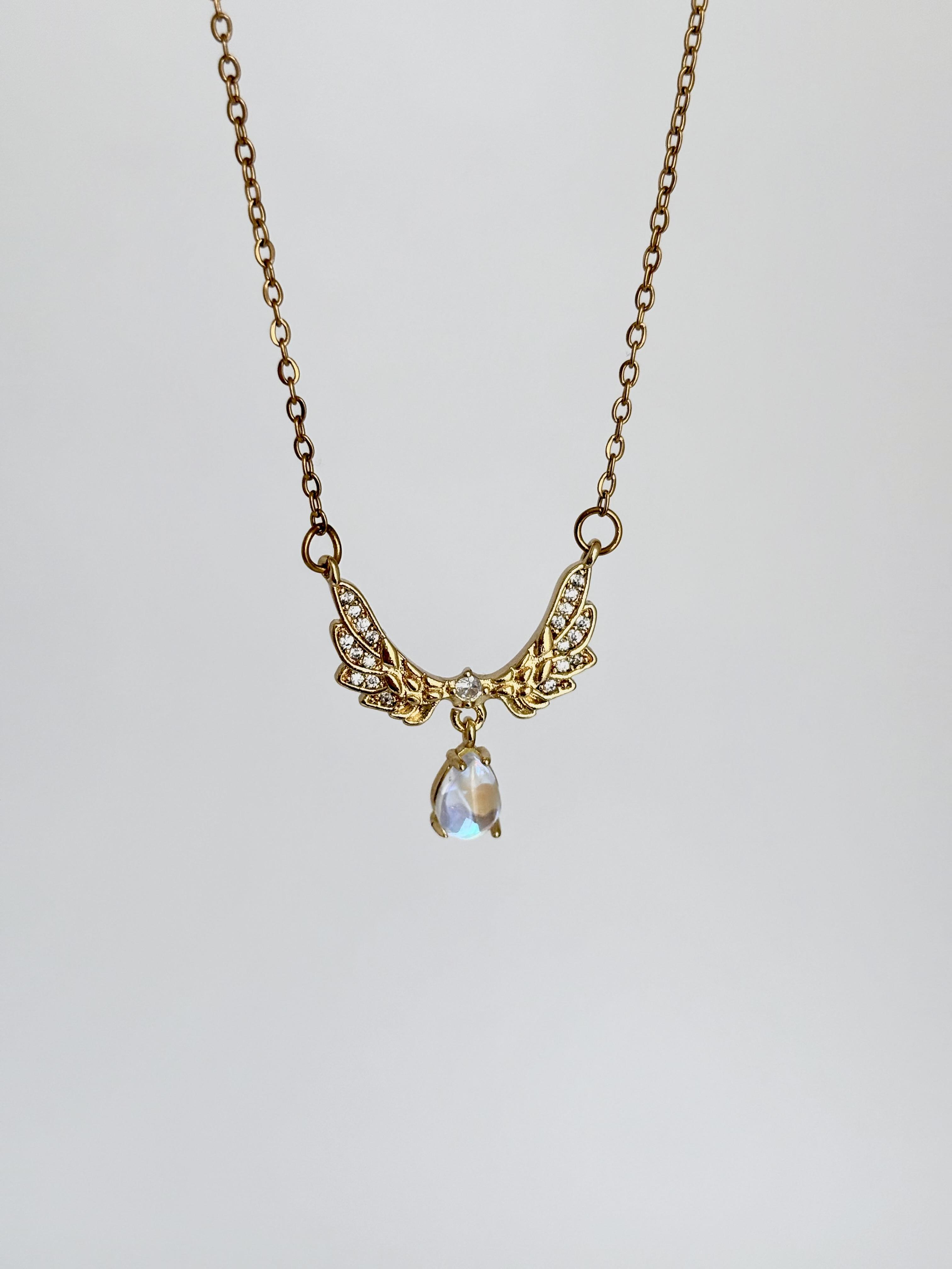 Beyaz Taşlı Melek Kanadı Çelik Kolye