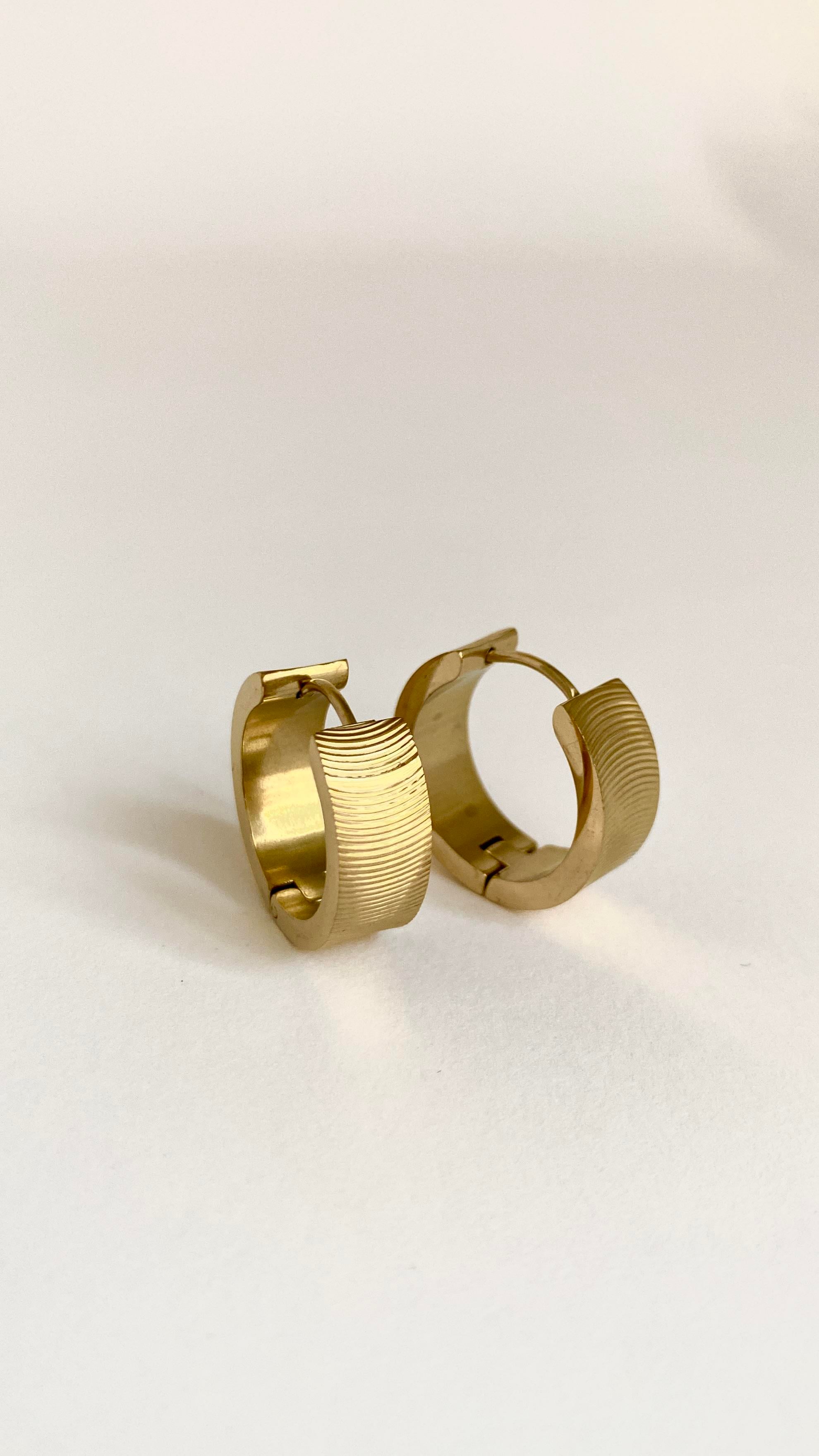 Çelik Çizgili Geniş Halka Küpe-Gold