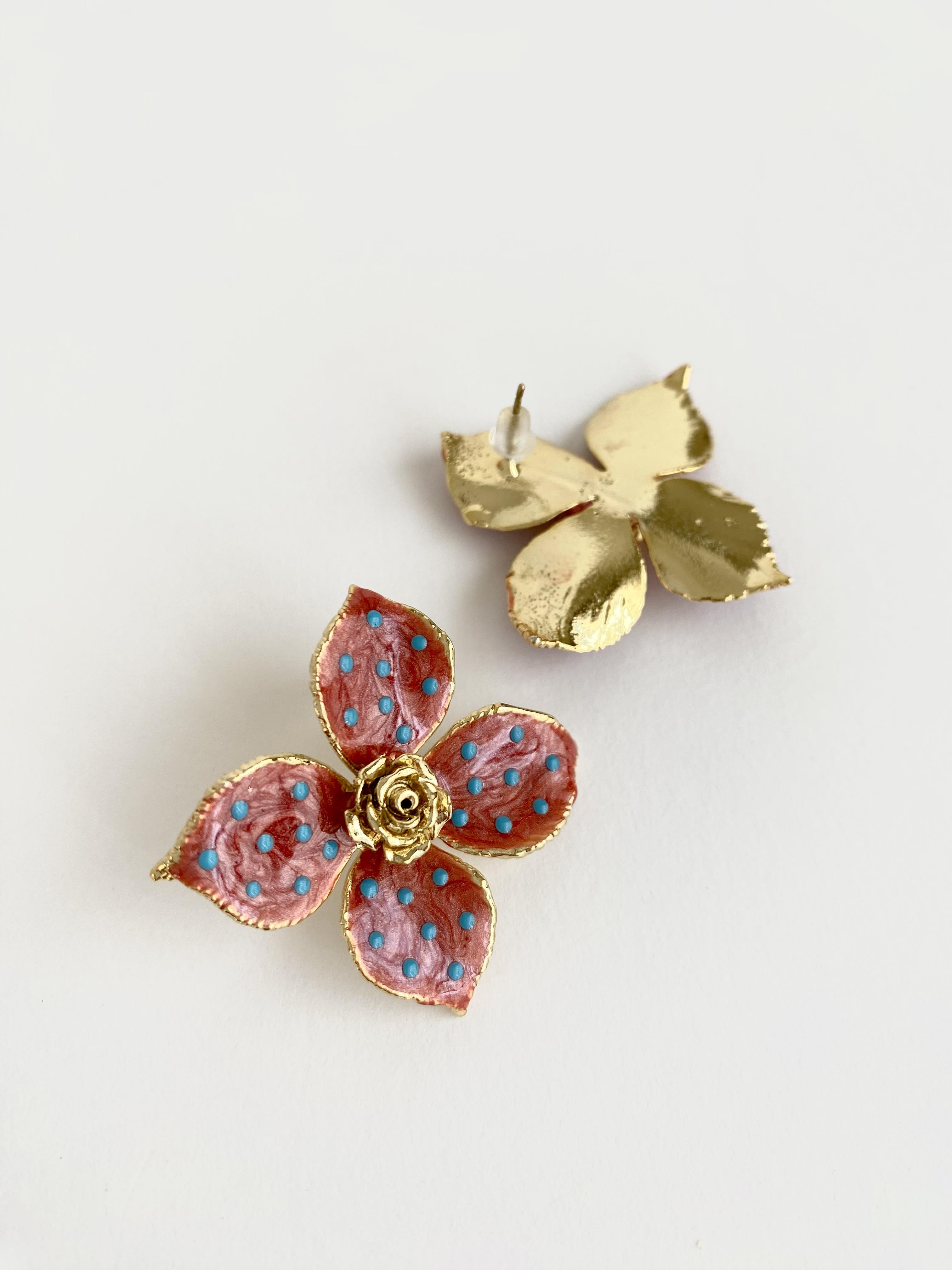 Tasarım Puantiyeli Mineli Çiçek Küpe - Kırmızı