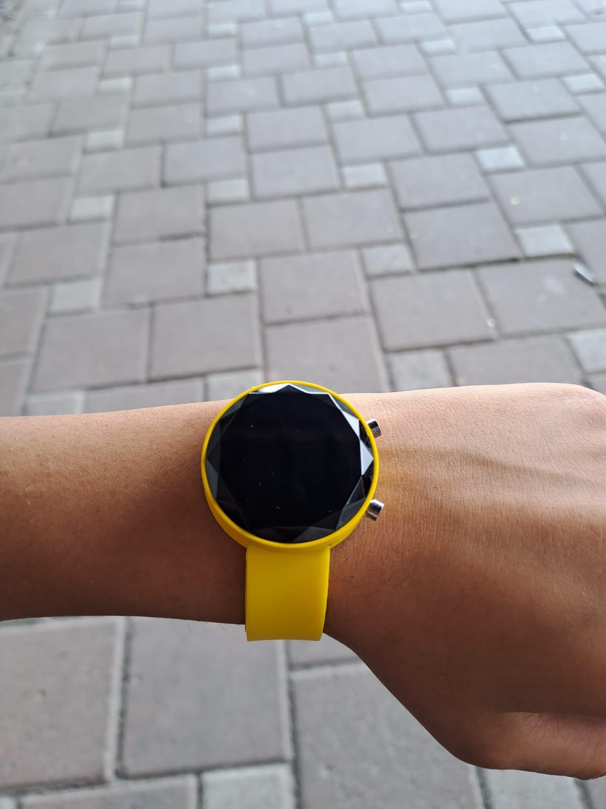 Unisex Yuvarlak Sarı Renk Dokunmatik Dijital Kol Saati