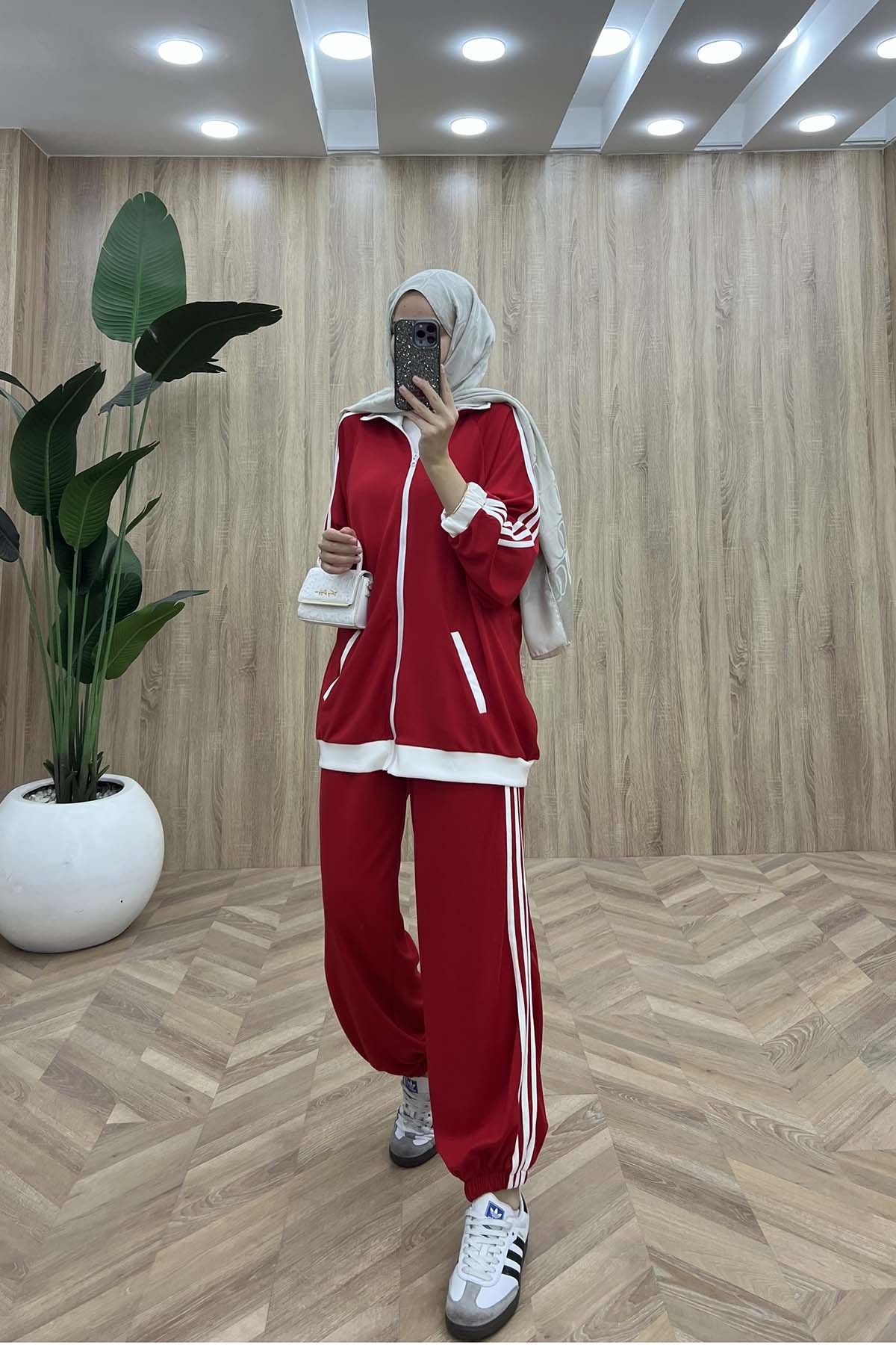 Beyaz Şerit Detaylı Kol-Bilek Lastikli Spor Takım Kırmızı