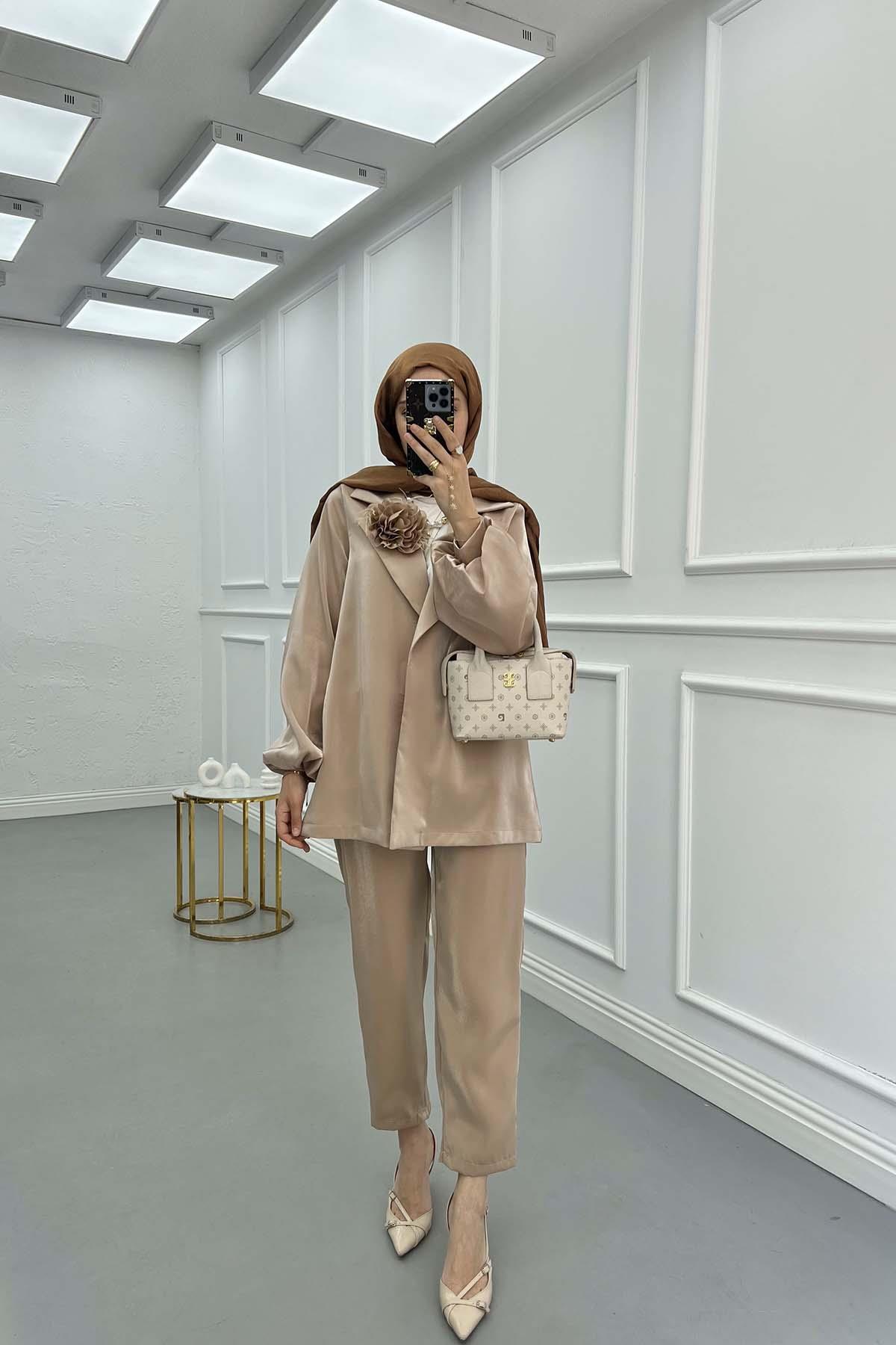 Çiçek Broşlu Pantalonlu Jakar Takım Bej