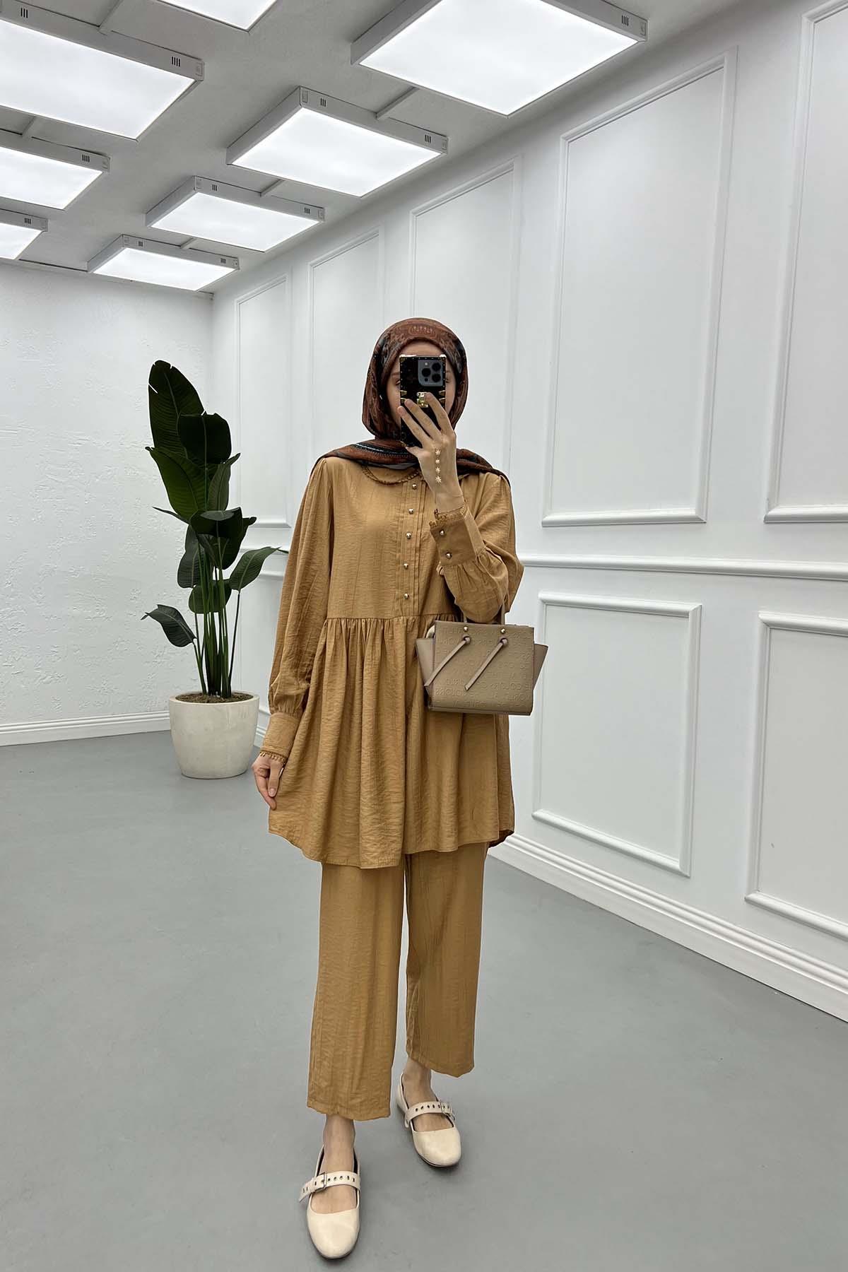 Dantel Detaylı Bebe Yaka Pantalonlu Takım Camel