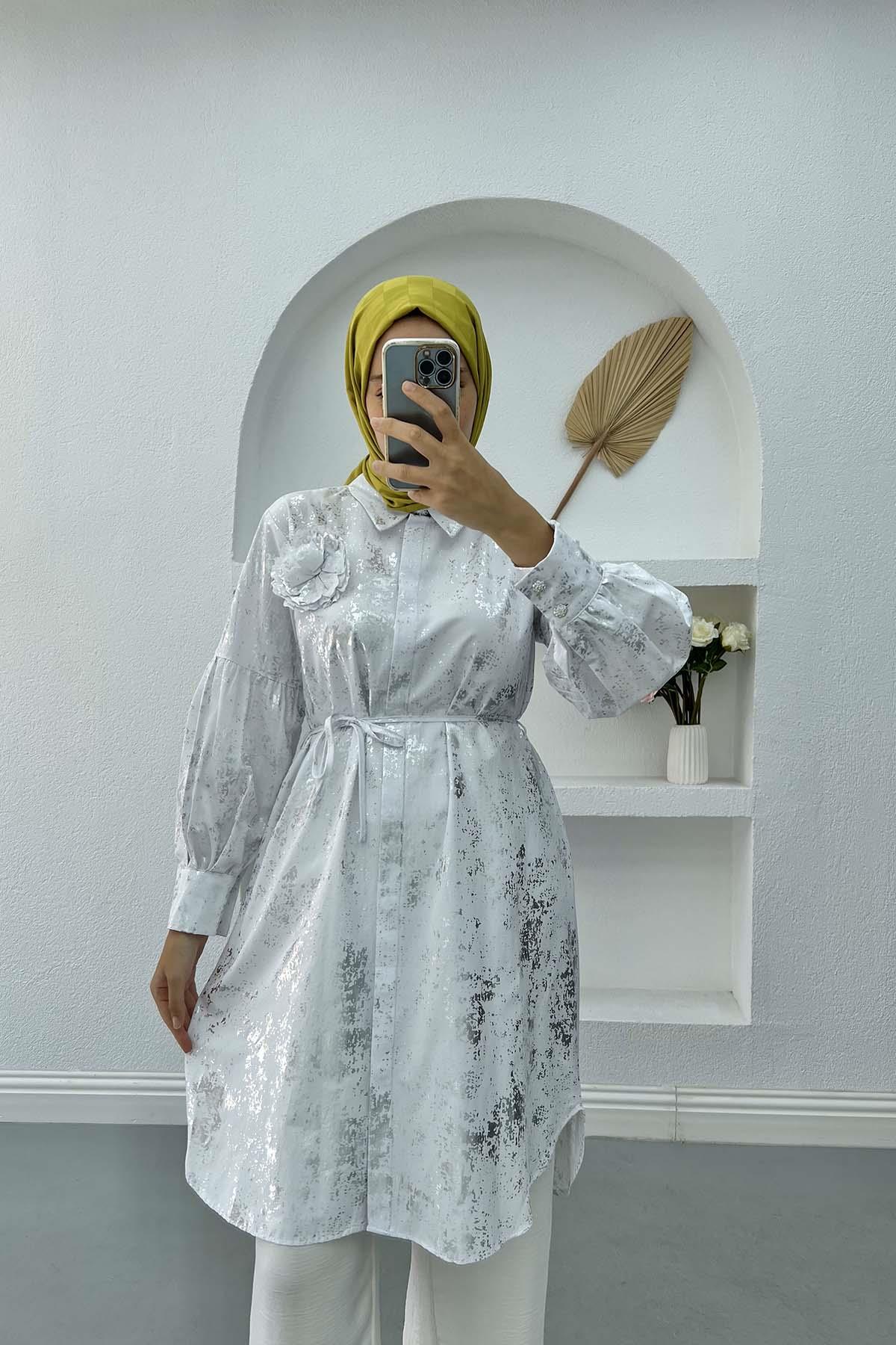 Parlak Desen Broşlu Tunik Beyaz