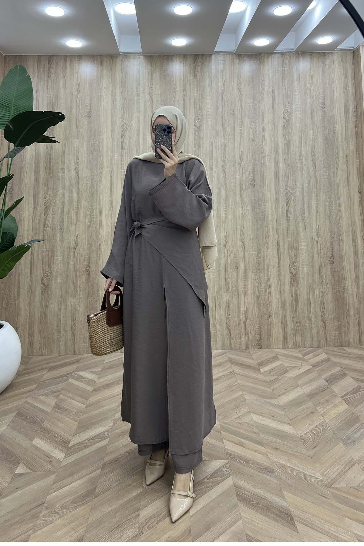 Seyyar Fularlı Aura Yırtmaçlı Modal Takım Camel
