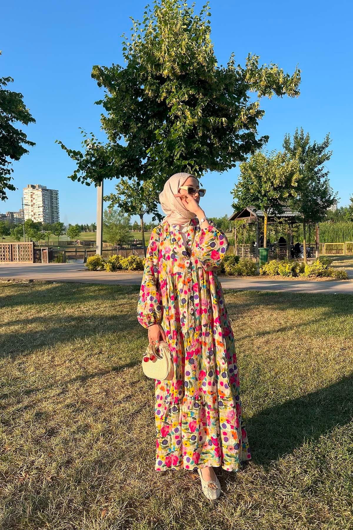 Yarım Düğmeli Desenli Viskon Elbise Çok Renkli