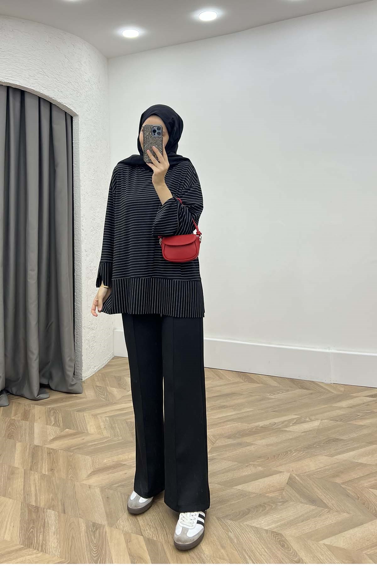 Zarafet Kendinden Çizgili Asil Bluz Siyah