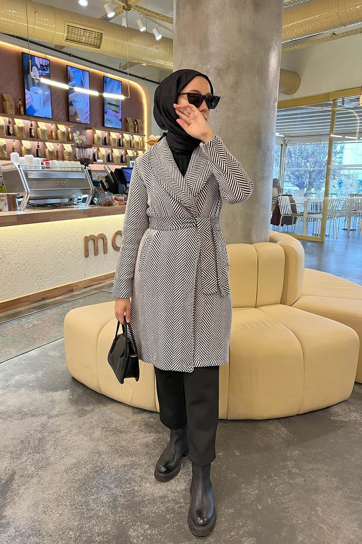 Balıksırtı Desenli Kuşaklı Kap Beyaz