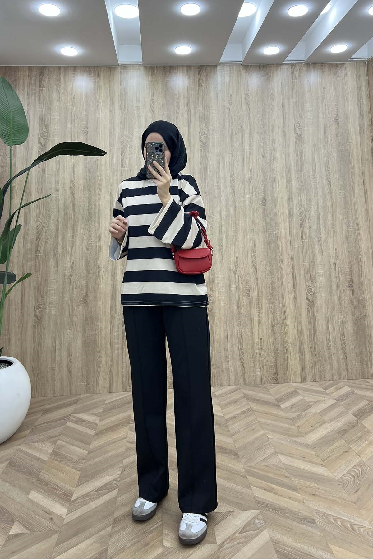 Bisiklet Yaka Çizgili Sweatshirt Siyah