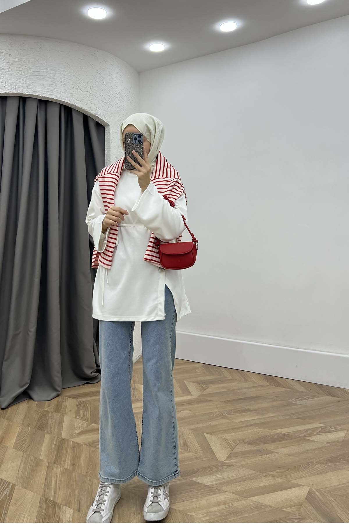 Bisiklet Yaka Yırtmaçlı Oysh Sweatshirt Beyaz