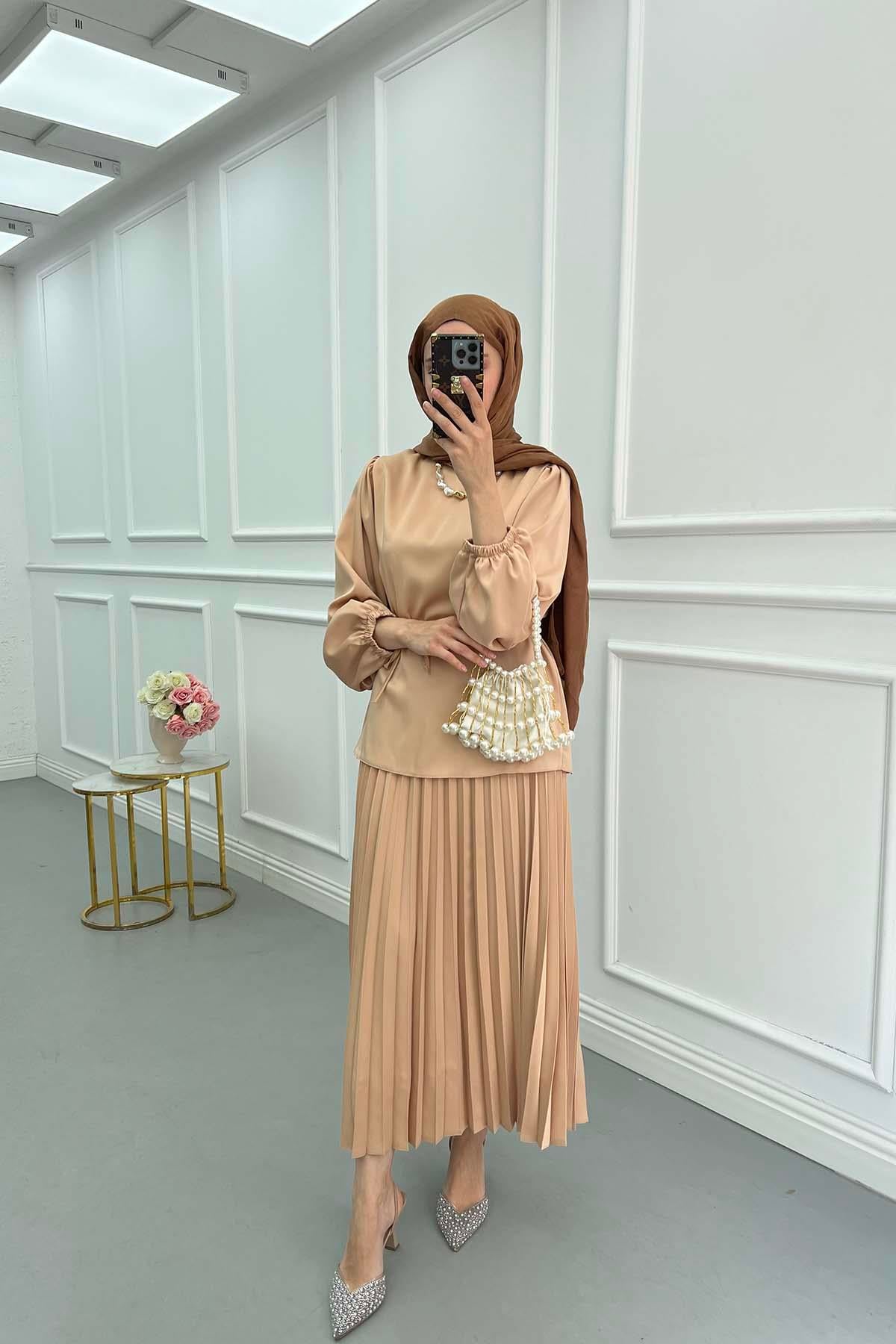 Boynu Taşlı Piliseli Etek Takım Bej